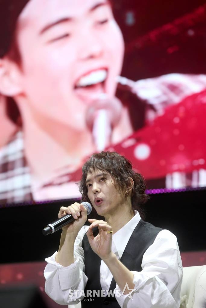 가수 양준일이 31일 오후 서울 광진구 세종대학교 대양홀에서 열린 '양준일의 선물' 팬미팅 기자간담회에서 질문에 답하고 있다. /사진=강민석 기자 msphoto94@