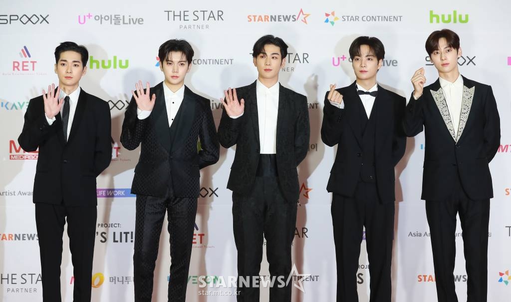 그룹 뉴이스트가 2일 오후 서울 강서구 등촌동 KBS 아레나에서 열린 2021 Asia Artist Awards (2021 아시아 아티스트 어워즈, 2021 AAA) 레드카펫에서 포즈를 취하고 있다.  스타뉴스가 주최하고 AAA 조직위원회가 주관하는 AAA는 어디에서도 보지 못했던 새로운 무대를 선보이며 전 세계 팬들의 눈과 귀를 사로잡아 명실상부 NO.1 글로벌 시상식으로 거듭났다. /사진=AAA 기자 star@