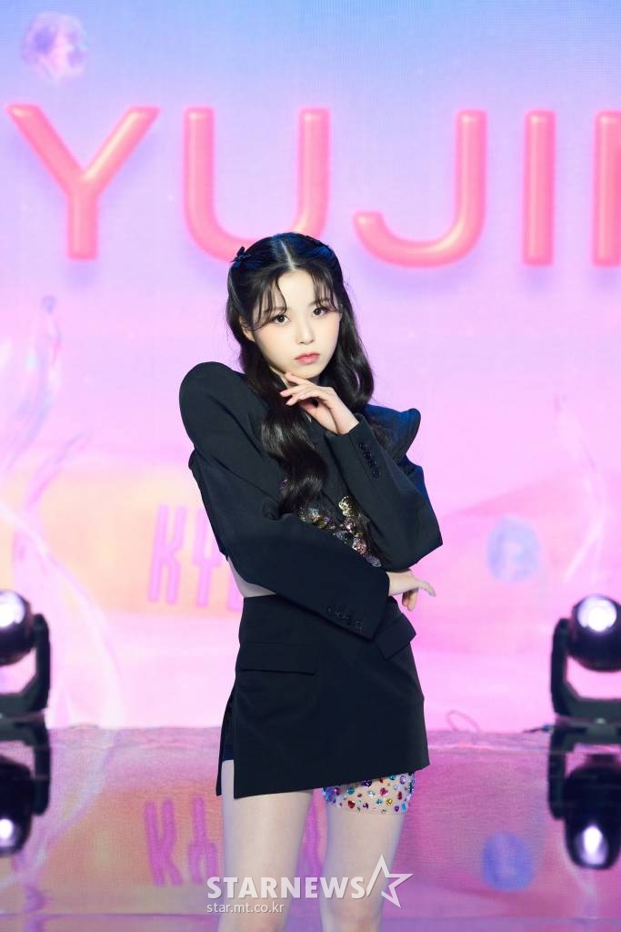 신인 걸그룹 엔믹스(NMIXX) 규진이 1일 오후 온라인 생중계로 진행된 데뷔 싱글 앨범 '애드 마레'(AD MARE) 발매 기념 쇼케이스에 앞서 포즈를 취하고 있다.  '바다를 향해'라는 뜻을 품은 데뷔 싱글 '애드 마레'는 타이틀곡 '오오'(O.O)를 비롯한 '占'(TANK)와 두 곡의 연주곡 등 총 네 곡이 수록됐다. /사진제공=JYP엔터테인먼트 2022.03.01 /사진=이동훈 기자 photoguy@