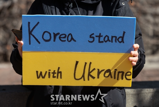 (서울=뉴스1) 이재명 기자 = 러시아의 우크라이나 침공으로 많은 사상자가 발생하고 있는 2일 오후 서울 중구 주한 러시아대사관 앞에서 한 시민이 우크라이나를 지지하는 손 피켓을 들고 서 있다. 2022.3.2/뉴스1