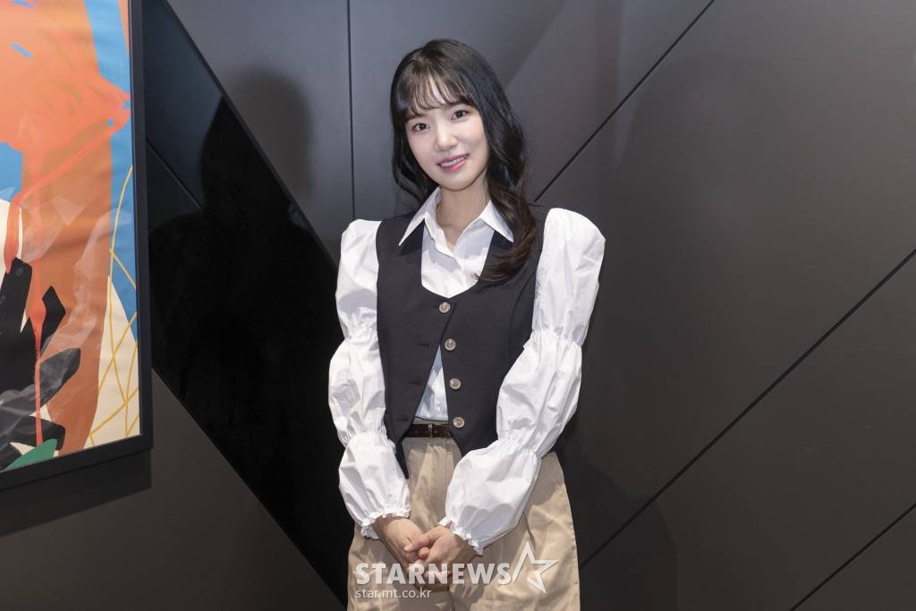 영화 '이상한 나라의 수학자'(감독 박동훈)의 배우 조윤서가 2일 오전 진행된 화상 인터뷰를 위해 포즈를 취하고 있다.  신분을 감추고 고등학교 경비원으로 일하는 탈북한 천재 수학자가 수학을 포기한 학생을 만나며 벌어지는 영화 '이상한 나라의 수학자'는 내달 9일 개봉된다. /사진제공=쇼박스 2022.03.02 /사진=이동훈 기자 photoguy@