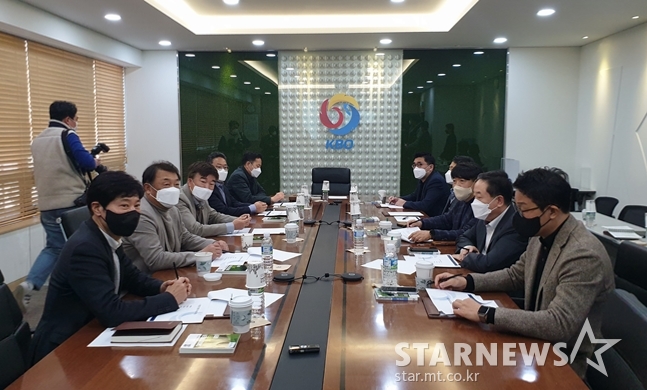 2일 서울 강남구 도곡동 야구회관 2층에서 KBO 3차 이사회가 열렸다.류대환 사무총장과 각 구단 대표이사가 이야기를 나누고 있다./사진=심혜진 기자