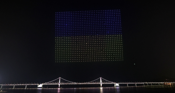 (부산=뉴스1) 이유진 기자 = 1일 열린 ‘2022 광안리 M 드론라이트쇼’에서 1,000대의 드론이 우크라이나 국기를 그리며 반전 메시지를 전하고 있다. (부산 수영구 제공) 2022.3.2/뉴스1