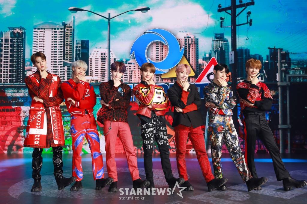 그룹 '템페스트'(TEMPEST)가 2일 오후 온라인 생중계로 진행된 데뷔 앨범 'It's ME, It's WE'(잇츠 미, 잇츠 위) 발매기념 쇼케이스에 앞서 포즈를 취하고 있다. 이번 앨범에는 타이틀곡 'Bad News'(배드 뉴스)를 비롯해 'Just A Little Bit'(저스트 어 리틀 빗), 'Find Me'(파인드 미), '있을게'(to YOU), 'Bad At Love'(배드 앳 러브) 등 총 5곡이 수록돼 있다. /사진제공=위에화엔터테인먼트 2022.03.02 /사진=이동훈 기자 photoguy@