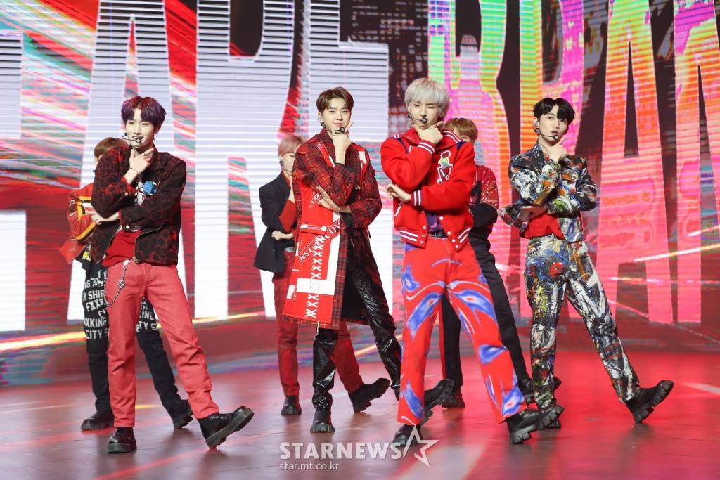 그룹 '템페스트'(TEMPEST)가 2일 오후 온라인 생중계로 진행된 데뷔 앨범 'It's ME, It's WE'(잇츠 미, 잇츠 위) 발매기념 쇼케이스에서 신곡을 선보이고 있다. 이번 앨범에는 타이틀곡 'Bad News'(배드 뉴스)를 비롯해 'Just A Little Bit'(저스트 어 리틀 빗), 'Find Me'(파인드 미), '있을게'(to YOU), 'Bad At Love'(배드 앳 러브) 등 총 5곡이 수록돼 있다. /사진제공=위에화엔터테인먼트 2022.03.02 /사진=이동훈 기자 photoguy@