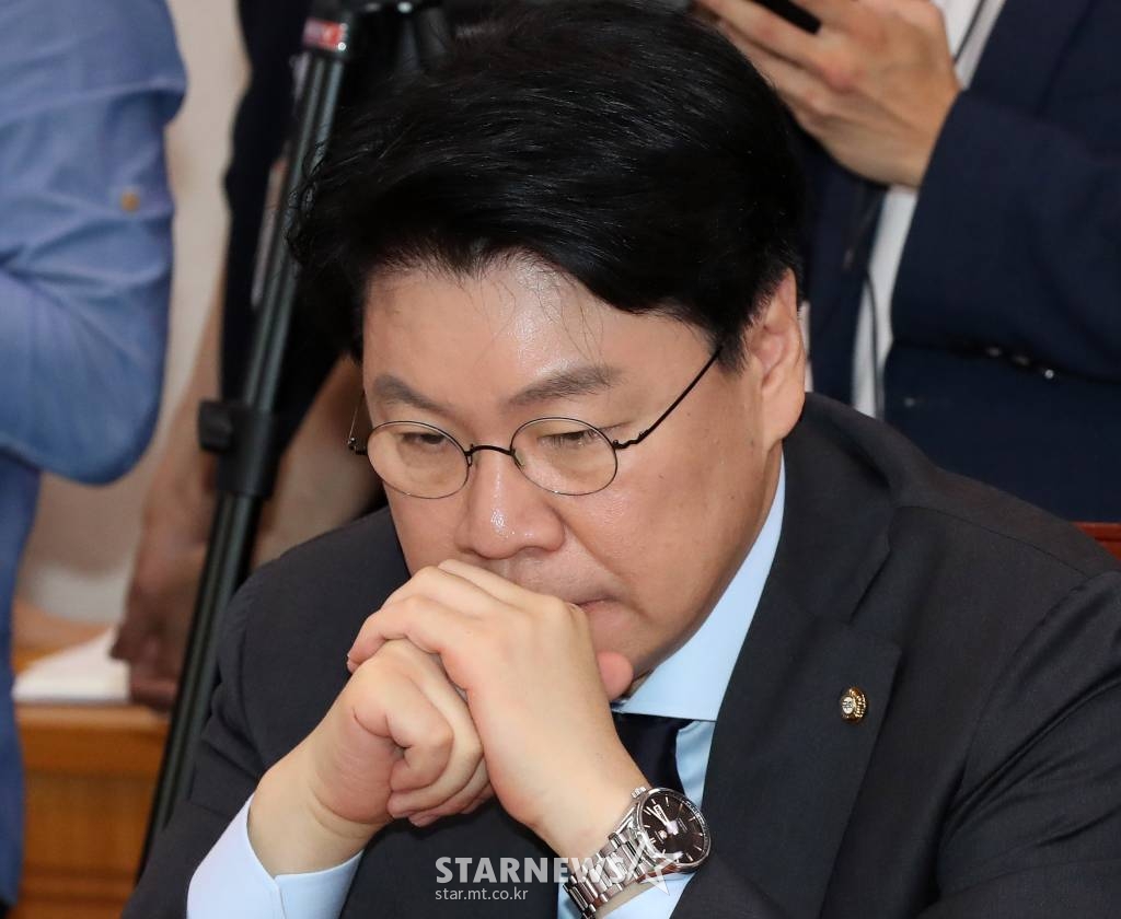 자유한국당 장제원 의원이 25일 오후 서울 여의도 국회에서 열린 법제사법위원회 전체회의에서 생각에 잠겨 있다. /사진=홍봉진 기자 honggga@