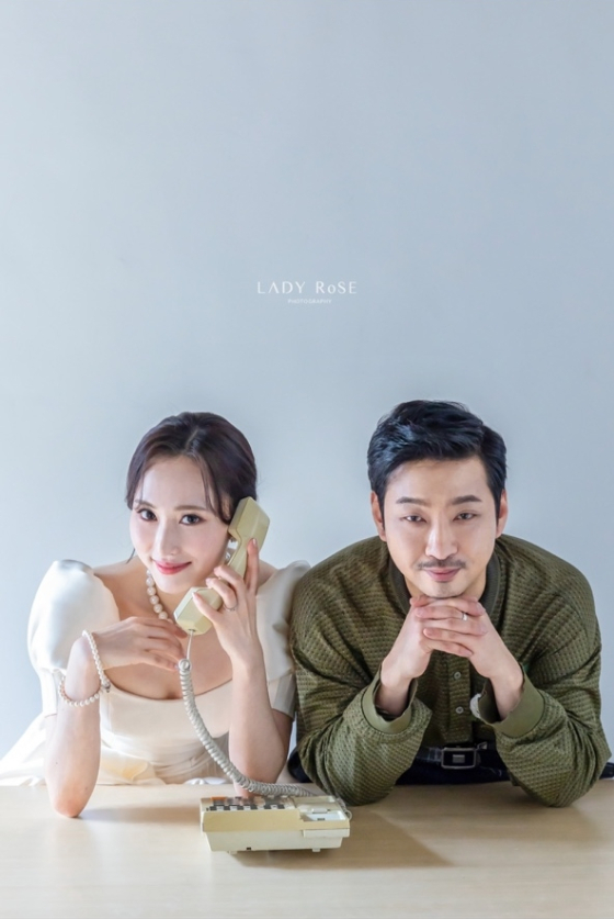 개그맨 정찬민(사진 오른쪽)이 배우 임수현과 결혼한다./사진제공=레이디로즈 스튜디오