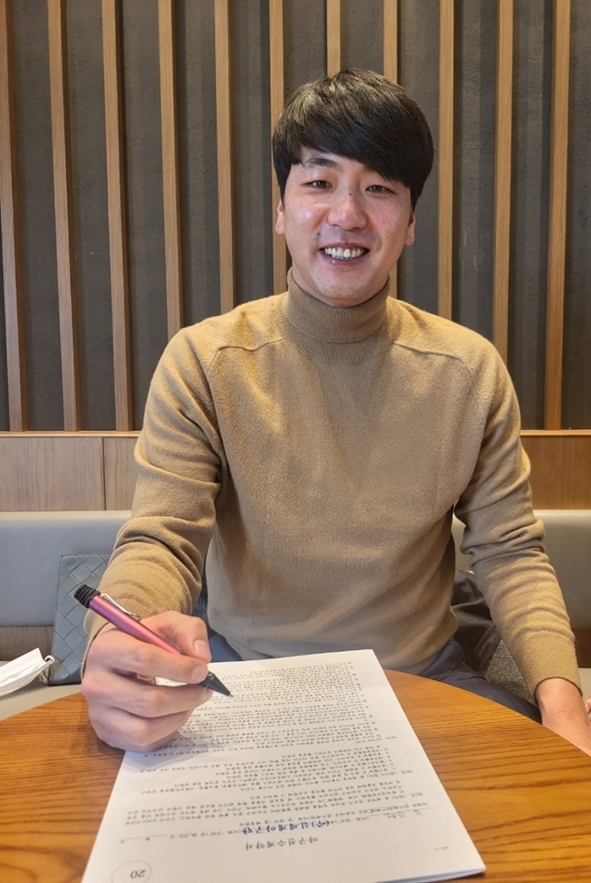 김광현이 8일 SSG와 계약서에 사인하고 있다. /사진=SSG랜더스