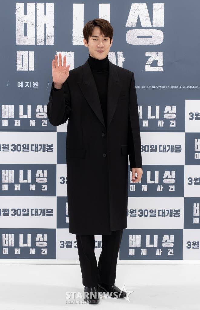 배우 유연석이 8일 오전 온라인으로 진행된 영화 '배니싱: 미제사건'(감독 드니 데르쿠르) 라이브 컨퍼런스에 참석해 포즈를 취하고 있다. 신원 미상의 변사체가 발견되고, 사건을 담당하게 된 형사 '진호'(유연석)와 국제 법의학자 '알리스'(올가 쿠릴렌코)의 공조 수사로 충격적인 사건의 전말을 마주하게 되면서 벌어지는 서스펜스 범죄 스릴러 '배니싱: 미제사건'은 3월 개봉 예정이다. /사진제공=스튜디오산타클로스 2022.03.08 /사진=이동훈 기자 photoguy@