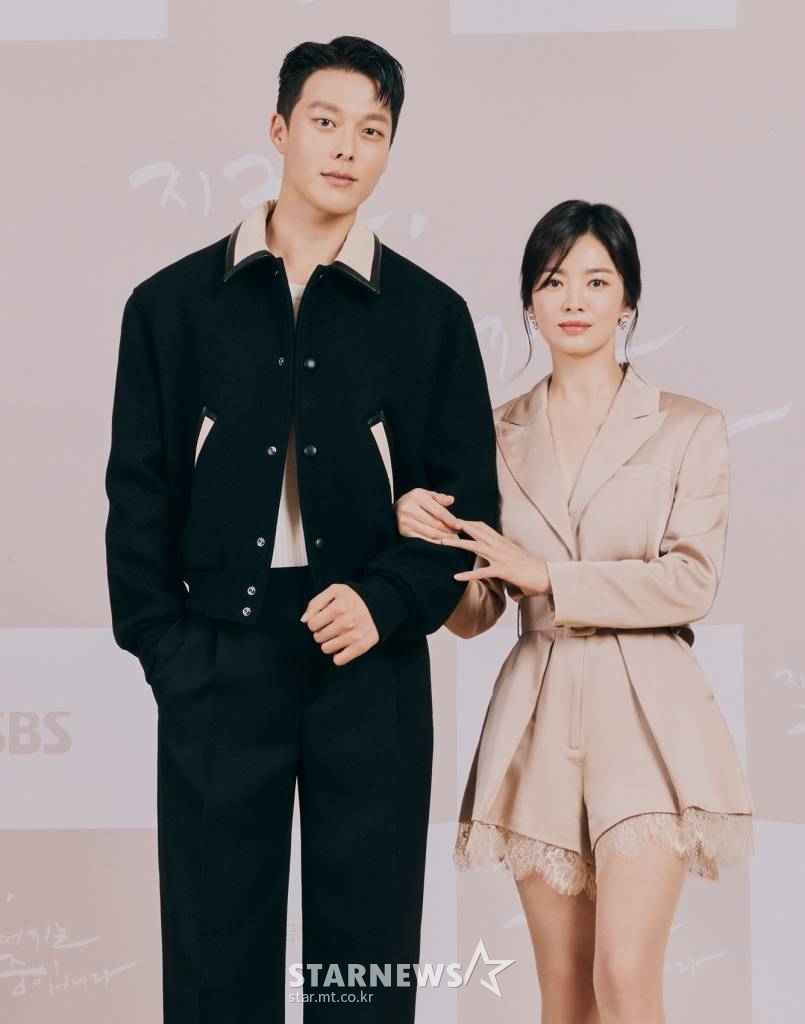 배우 장기용, 송혜교가 9일 오후 온라인 생중계로 진행된 SBS 새 드라마 '지금 헤어지는 중입니다' 제작발표회에 참석해 포즈를 취하고 있다. '이별'이라 쓰고 '사랑'이라 읽는 달고 짜고 맵고 시고 쓴 이별 액츄얼리 '지금 헤어지는 중입니다'는 오는 12일 첫 방송된다. /사진제공=SBS 2021.11.09 /사진=이동훈 기자 photoguy@