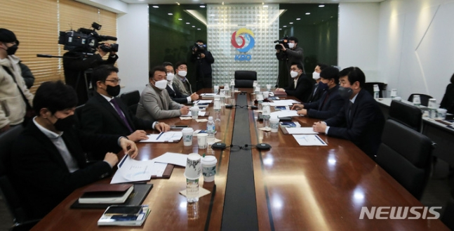KBO 10개 구단 대표이사들이 11일 오전 서울 강남구 한국야구위원회(KBO) 컨퍼런스룸에서 열린 2022년도 KBO 4차 이사회에 참석해 차기 총재 선출 등을 논의하고 있다. /사진=뉴시스