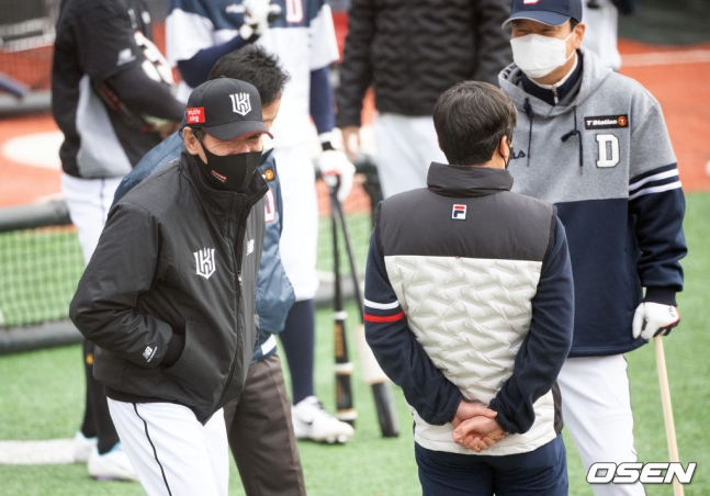 이강철 KT 감독(왼쪽)이 15일 수원 KT위즈파크에서 열린 2022 KBO리그 시범경기를 앞두고 두산 관계자들을 만나 미소짓고 있다./사진=OSEN