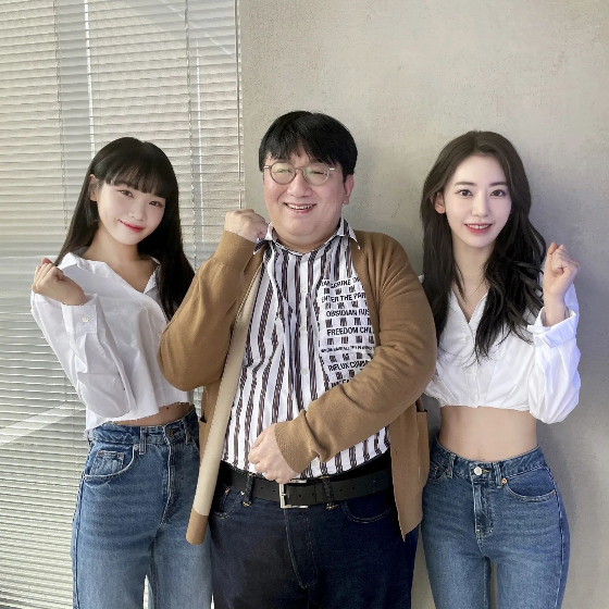 방시혁 하이브 의장이 김채원, 미야와키 사쿠라와 함께 했다./사진=방시혁 인스타그램