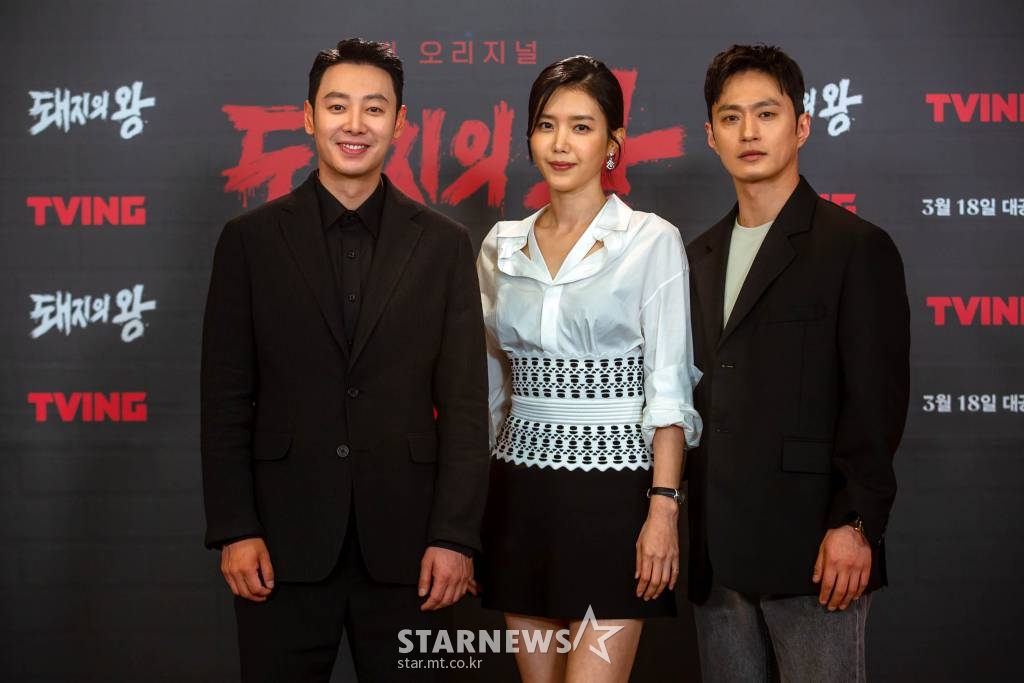 배우 김동욱, 채정안, 김성규가 15일 오후 온라인으로 진행된 티빙 오리지널 '돼지의 왕' 제작발표회.에 참석해 포즈를 취하고 있다. 2022.03.15. <사진=티빙> /사진=임성균 기자 tjdrbs23@