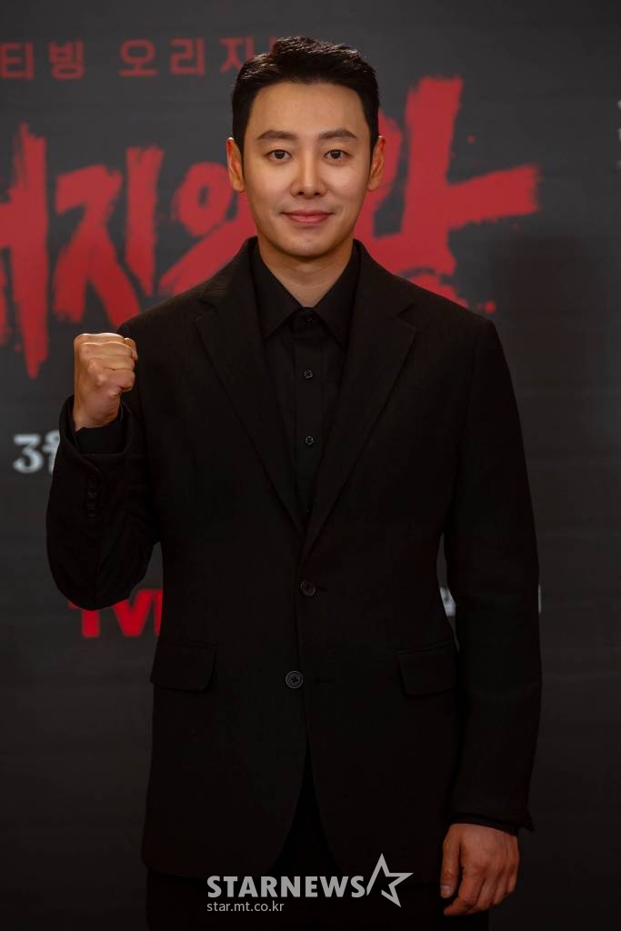 배우 김동욱이 15일 오후 온라인으로 진행된 티빙 오리지널 '돼지의 왕' 제작발표회.에 참석해 포즈를 취하고 있다. 2022.03.15. <사진=티빙> /사진=임성균 기자 tjdrbs23@