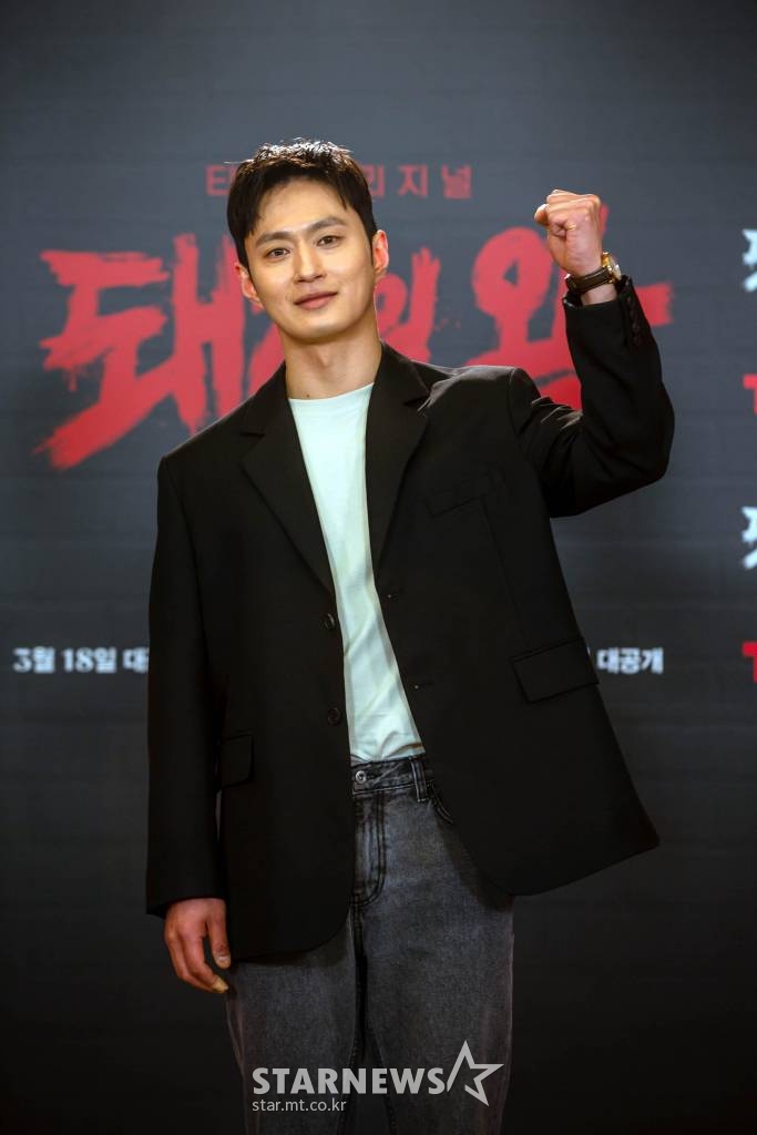배우 김성규가 15일 오후 온라인으로 진행된 티빙 오리지널 '돼지의 왕' 제작발표회.에 참석해 포즈를 취하고 있다. 2022.03.15. <사진=티빙> /사진=임성균 기자 tjdrbs23@