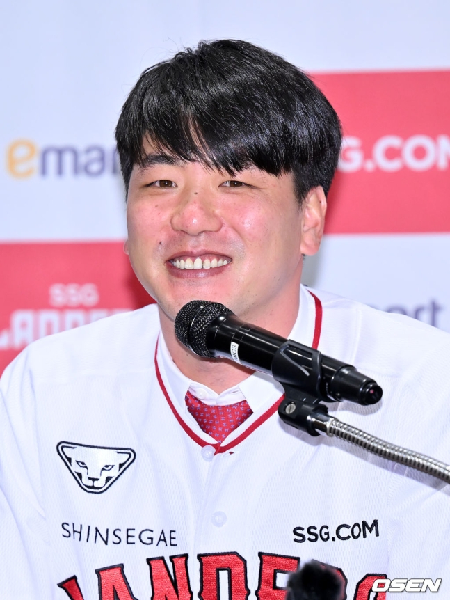 김광현이 16일 입단식에서 취재진의 질문에 대답하고 있다.
