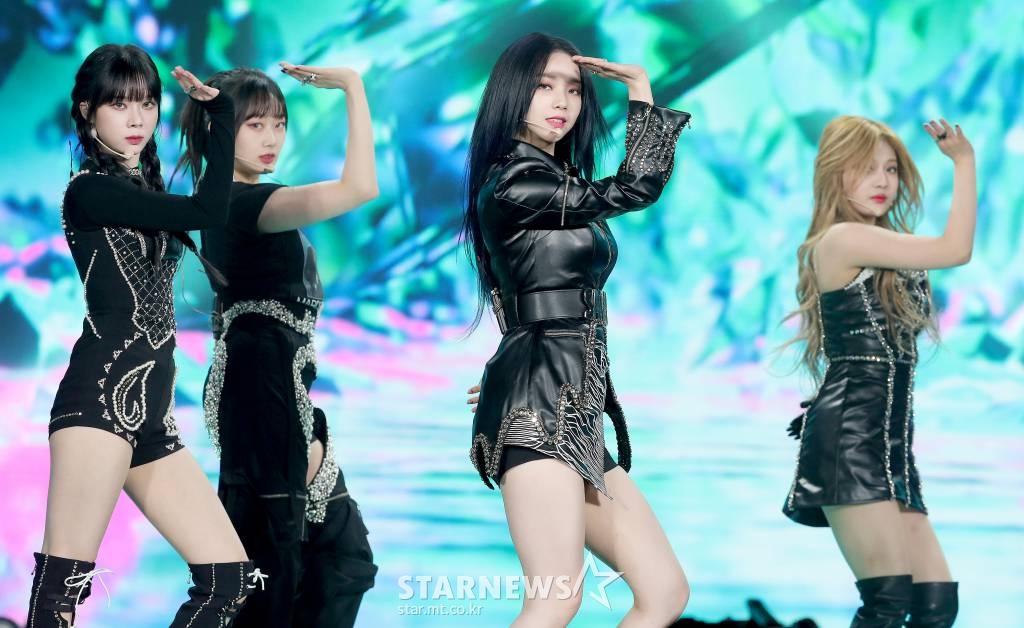 걸그룹 에스파(aespa)가 2일 오후 중계된 2021 Asia Artist Awards(2021 아시아 아티스트 어워즈, 2021 AAA) 시상식에서 멋진 무대를 선보이고 있다. 스타뉴스가 주최하고 AAA 조직위원회가 주관하는 AAA는 어디에서도 보지 못했던 새로운 무대를 선보이며 전 세계 팬들의 눈과 귀를 사로잡아 명실상부 NO.1 글로벌 시상식으로 거듭났다. /사진=AAA 기자 star@