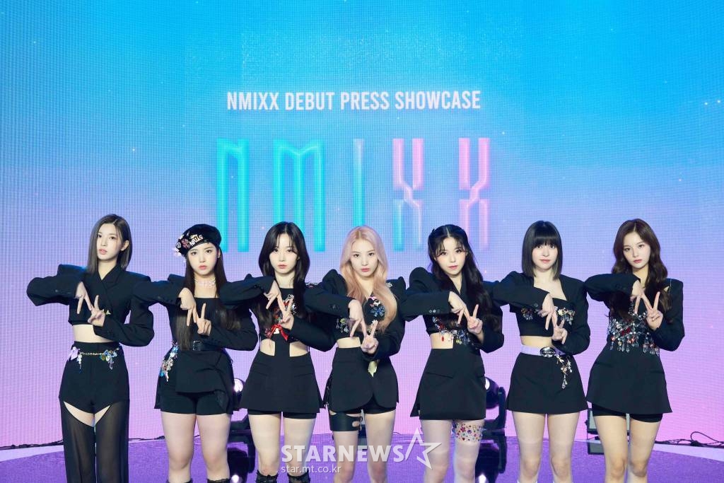 신인 걸그룹 엔믹스(NMIXX)가 1일 오후 온라인 생중계로 진행된 데뷔 싱글 앨범 '애드 마레'(AD MARE) 발매 기념 쇼케이스에 앞서 포즈를 취하고 있다. '바다를 향해'라는 뜻을 품은 데뷔 싱글 '애드 마레'는 타이틀곡 '오오'(O.O)를 비롯한 '占'(TANK)와 두 곡의 연주곡 등 총 네 곡이 수록됐다. /사진제공=JYP엔터테인먼트 2022.03.01
