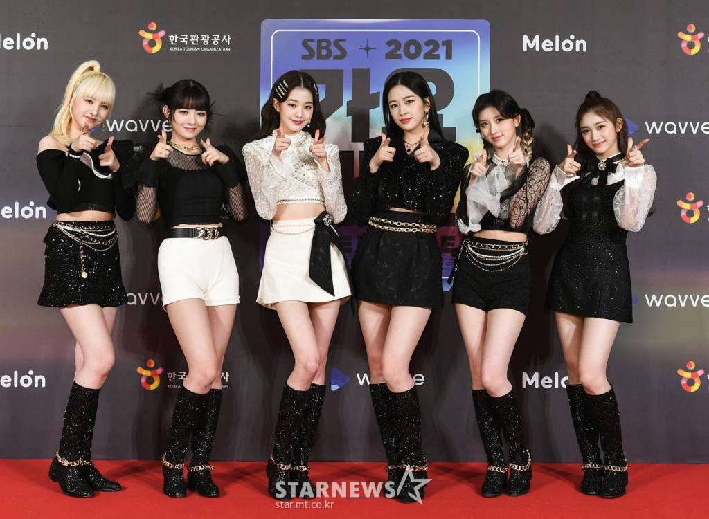 걸그룹 아이브(IVE)가 25일 오후 진행된 2021 SBS 가요대전 포토월 행사에 참석해 포즈를 취하고 있다. /사진제공=SBS 2021.12.25