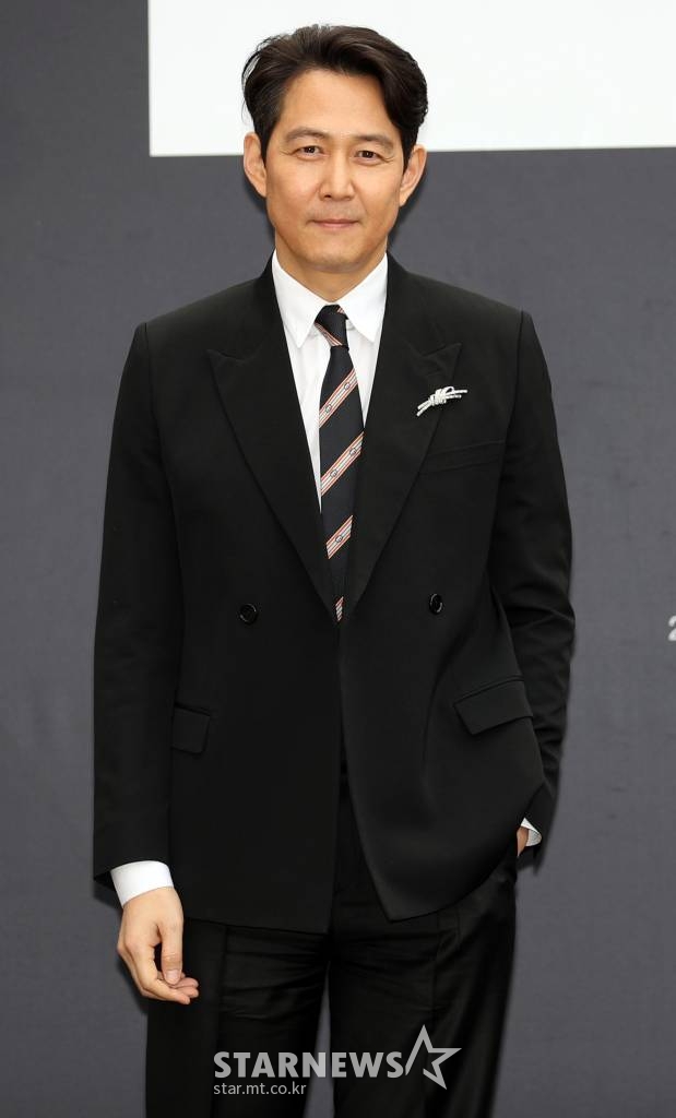 배우 이정재가 18일 오후 서울 종로구 서울공예박물관에서 열린 '2022 FW 서울패션위크' 본봄(BONBOM) 패션쇼에 참석해 포즈르 취하고 있다. 2022.03.18 /사진=임성균 기자 tjdrbs23@
