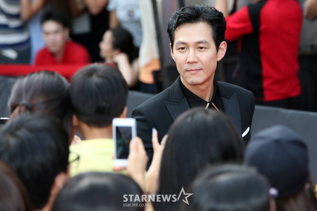 배우 김수현과 전지현, 최동훈 감독, 이정재, 김혜수, 김윤석이 24일 오후 서울 삼성동 코엑스 아셈광장에서 열린 영화 '도둑들' 레드카펫 행사에 참석해 팬들과 인사를 나누고 있다. '도둑들'은 마카오박(김윤석 분)의 제안으로 모인 한국과 중국 도둑들이 희대의 다이아몬드 태양의 눈물을 훔치는 과정에서 벌어지는 일을 담은 범죄 스릴러 영화로 '타짜' '전우치' 등을 연출한 최동훈 감독이 메가폰을 잡고 김윤석 김혜수 전지현 이정재 김수현 등 충무로 톱스타들이 총출동했다. 오는 25일 개봉. /사진=임성균 기자 tjdrbs23@