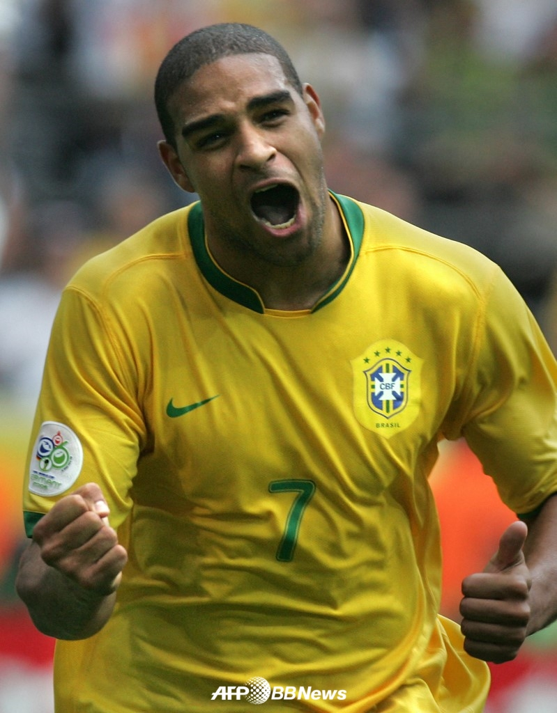아드리아누가 2006년 6월 27일(현지시간) 2006 국제축구연맹(FIFA) 독일 월드컵 가나와 16강전에서 골을 터트린 뒤 포효하고 있다. /AFPBBNews=뉴스1