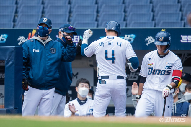20일 창원NC파크에서 열린 LG 트윈스와 NC 다이노스의 2022 KBO 리그 시범경기에서 NC 마티니(오른쪽 두 번째)가 4회 홈런을 치고 더그아웃으로 들어가고 있다. /사진=NC 다이노스