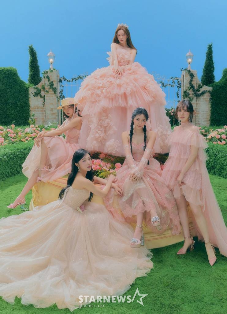 걸그룹 레드벨벳(Red Velvet)이 21일 오후 온라인 생중계로 진행된 새 미니앨범 'The ReVe Festival 2022 - Feel My Rhythm'(더 리브 페스티벌 2022 - 필 마이 리듬) 발매기념 기자간담회를 위해 포즈를 취하고 있다. 이번 앨범에는 봄 감성을 자극하는 타이틀 곡 'Feel My Rhythm'을 비롯해 'Rainbow Halo'(레인보우 헤일로), 'Beg For Me'(베그 포 미), 'BAMBOLEO'(밤볼레오), 'Good, Bad, Ugly'(굿, 배드, 어글리), 'In My Dreams'(인 마이 드림스) 등 다채로운 분위기의 6곡이 수록돼 있다. /사진제공=SM엔터테인먼트 2022.03.21 /사진=이동훈 기자 photoguy@