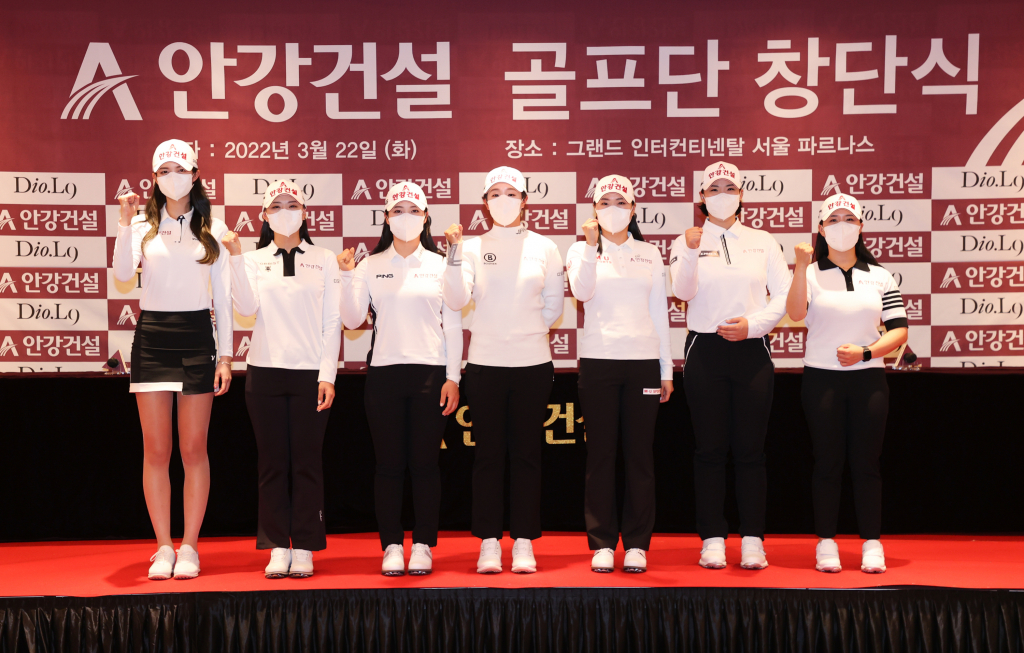 22일 창단식에 참석한 안강건설 골프단 선수들 고경민, 이채은2, 전예성, 임진희, 홍진영2, 정세빈, 김세은(왼쪽부터)./사진=갤럭시아SM