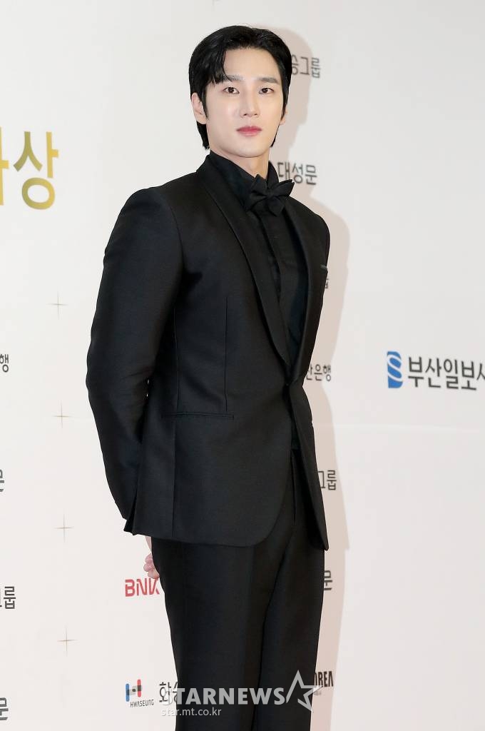 배우 안보현이 7일 오후 부산 해운대구 우동 벡스코 오디토리움에서 진행된 '2021 부일영화상' 레드카펫에 행사에 참석하고 있다. 2021.10.07 /사진=김창현 기자 chmt@
