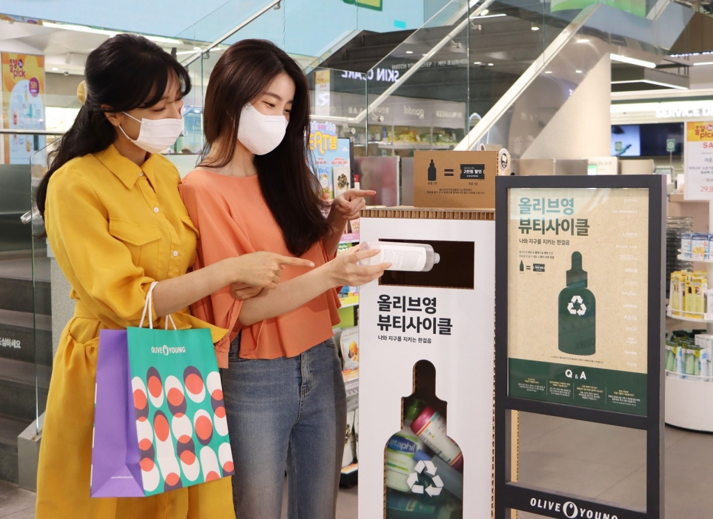 올리브영 명동 플래그십에서 고객이 뷰티사이클 캠페인에 참여하고 있는 모습 /사진제공=올리브영