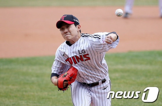 LG 임준형이 25일 두산전(시범경기)에서 역투하고 있다. /사진=뉴스1