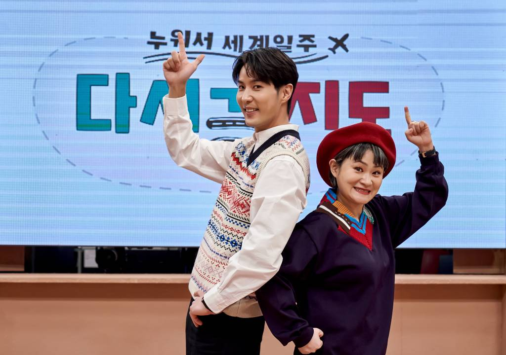 배우 김지석, 코미디언 김신영이 24일 오후 온라인 생중계로 진행된 채널S 새 예능 '다시 갈 지도' 기자간담회에 참석해 포즈를 취하고 있다. '다시 갈 지도'는 코로나 시대에 꽉 막힌 하늘 길을 뚫어줄 단 하나의 지도, 당신의 그리운 기억 속 해외 여행을 현실로 만들어주는 랜선 세계 여행 프로그램이다. /사진제공=채널S 2022.03.24 /사진=이동훈 기자 photoguy@