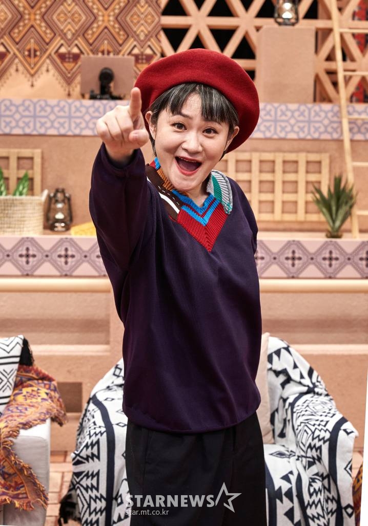 코미디언 김신영이 24일 오후 온라인 생중계로 진행된 채널S 새 예능 '다시 갈지도' 기자간담회에 참석해 포즈를 취하고 있다. '다시 갈지도'는 코로나 시대에 꽉 막힌 하늘 길을 뚫어줄 단 하나의 지도, 당신의 그리운 기억 속 해외 여행을 현실로 만들어주는 랜선 세계 여행 프로그램이다. /사진제공=채널S 2022.03.24 /사진=이동훈 기자 photoguy@