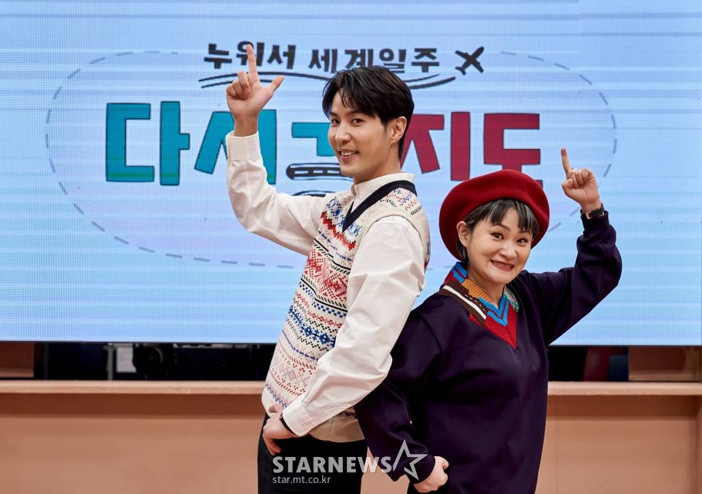 배우 김지석, 코미디언 김신영이 24일 오후 온라인 생중계로 진행된 채널S 새 예능 '다시 갈 지도' 기자간담회에 참석해 포즈를 취하고 있다. '다시 갈 지도'는 코로나 시대에 꽉 막힌 하늘 길을 뚫어줄 단 하나의 지도, 당신의 그리운 기억 속 해외 여행을 현실로 만들어주는 랜선 세계 여행 프로그램이다. /사진제공=채널S 2022.03.24 /사진=이동훈 기자 photoguy@