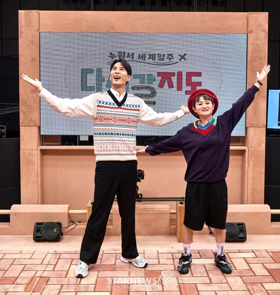 배우 김지석, 코미디언 김신영이 24일 오후 온라인 생중계로 진행된 채널S 새 예능 '다시 갈 지도' 기자간담회에 참석해 포즈를 취하고 있다. '다시 갈 지도'는 코로나 시대에 꽉 막힌 하늘 길을 뚫어줄 단 하나의 지도, 당신의 그리운 기억 속 해외 여행을 현실로 만들어주는 랜선 세계 여행 프로그램이다. /사진제공=채널S 2022.03.24 /사진=이동훈 기자 photoguy@