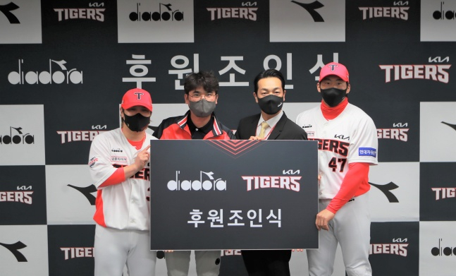24일 광주-기아 챔피언스 필드에서 열린 KIA타이거즈-디아도라 후원 조인식에서 김선빈(왼쪽부터), 장정석 단장, 디아도라 고상현 전무, 나성범이 기념촬영을 하고 있다./사진=KIA 타이거즈