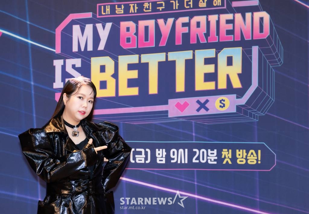 코미디언 홍현희가  25일 오후 온라인 생중계로 진행된 엠넷 새 예능 'MY BOYFRIEND IS BETTER' 제작발표회에 참석해 포즈를 취하고 있다.  남자친구들의 자존심 걸린 노래 대결과 여자 친구들의 치열한 두뇌싸움이 펼쳐지는 음악 예능 프로그램 'MY BOYFRIEND IS BETTER'는 오늘(25일) 첫 방송된다. /사진제공=엠넷 2022.03.25 /사진=이동훈 기자 photoguy@