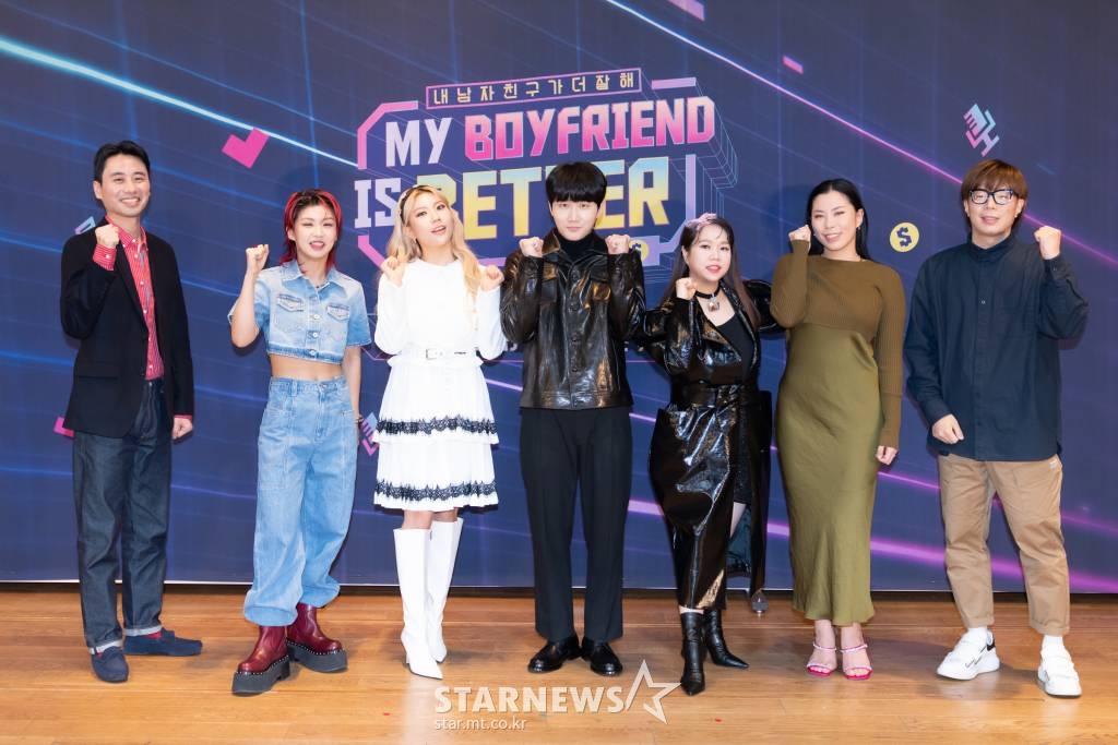 김세민 PD, 아이키, 시미즈, 이용진, 홍현희, 가비, 원정우 PD가 25일 오후 온라인 생중계로 진행된 엠넷 새 예능 'MY BOYFRIEND IS BETTER' 제작발표회에 참석해 포즈를 취하고 있다. 남자친구들의 자존심 걸린 노래 대결과 여자 친구들의 치열한 두뇌싸움이 펼쳐지는 음악 예능 프로그램 'MY BOYFRIEND IS BETTER'는 오늘(25일) 첫 방송된다. /사진제공=엠넷 2022.03.25 /사진=이동훈 기자 photoguy@