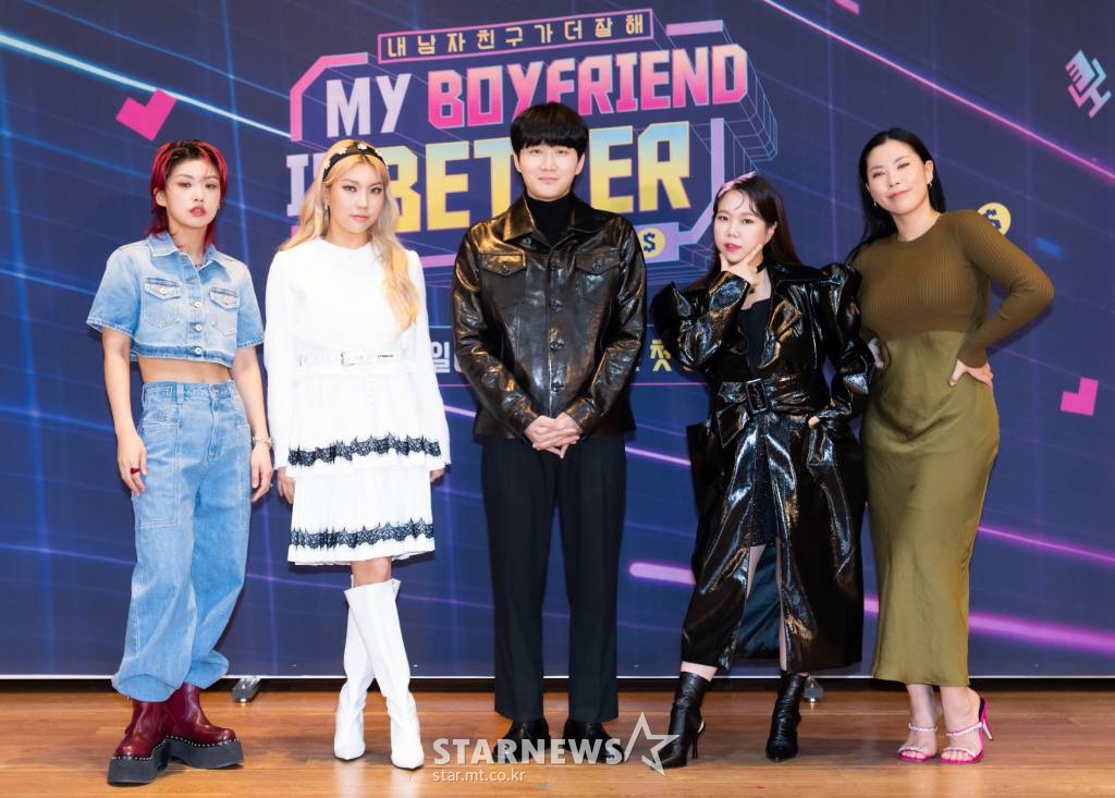 아이키, 시미즈, 이용진, 홍현희, 가비가 25일 오후 온라인 생중계로 진행된 엠넷 새 예능 'MY BOYFRIEND IS BETTER' 제작발표회에 참석해 포즈를 취하고 있다. 남자친구들의 자존심 걸린 노래 대결과 여자 친구들의 치열한 두뇌싸움이 펼쳐지는 음악 예능 프로그램 'MY BOYFRIEND IS BETTER'는 오늘(25일) 첫 방송된다. /사진제공=엠넷 2022.03.25 /사진=이동훈 기자 photoguy@