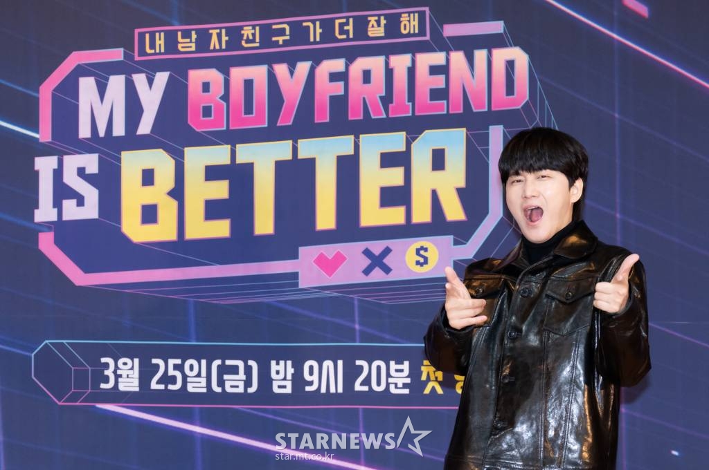 코미디언 이용진이 25일 오후 온라인 생중계로 진행된 엠넷 새 예능 'MY BOYFRIEND IS BETTER' 제작발표회에 참석해 포즈를 취하고 있다. 남자친구들의 자존심 걸린 노래 대결과 여자 친구들의 치열한 두뇌싸움이 펼쳐지는 음악 예능 프로그램 'MY BOYFRIEND IS BETTER'는 오늘(25일) 첫 방송된다. /사진제공=엠넷 2022.03.25 /사진=이동훈 기자 photoguy@