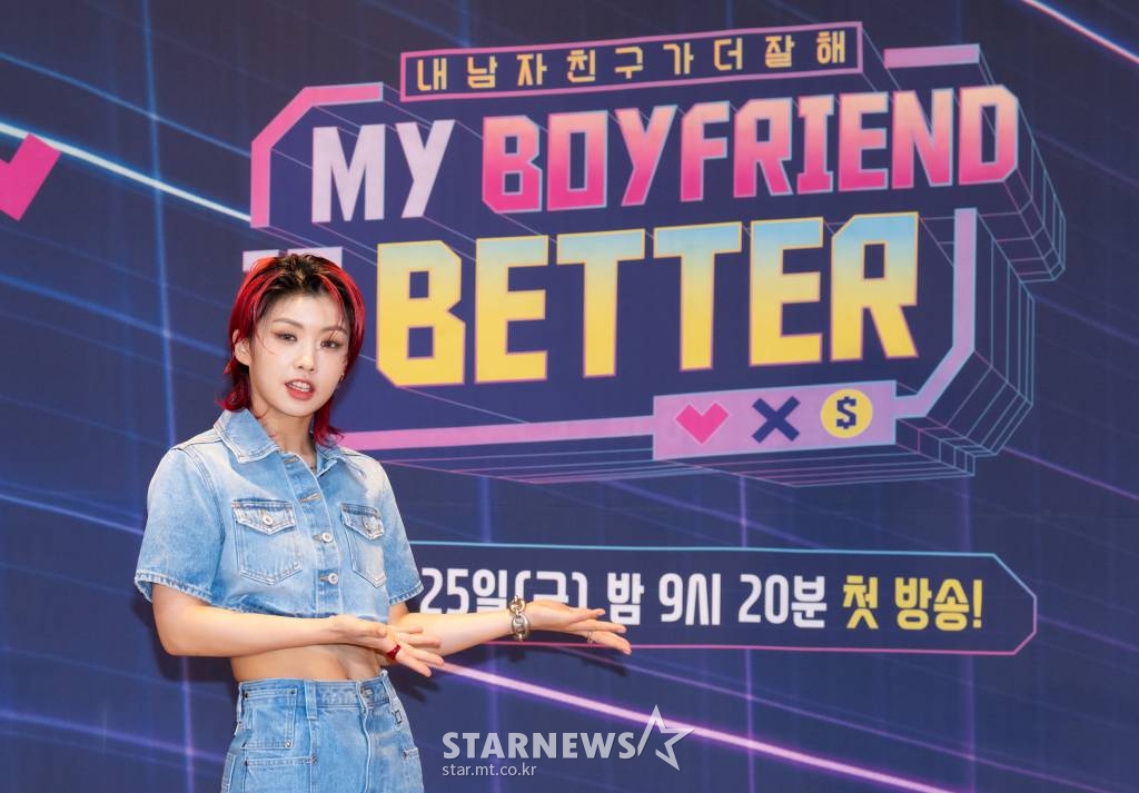 안무가 아이키가 25일 오후 온라인 생중계로 진행된 엠넷 새 예능 'MY BOYFRIEND IS BETTER' 제작발표회에 참석해 포즈를 취하고 있다. 남자친구들의 자존심 걸린 노래 대결과 여자 친구들의 치열한 두뇌싸움이 펼쳐지는 음악 예능 프로그램 'MY BOYFRIEND IS BETTER'는 오늘(25일) 첫 방송된다. /사진제공=엠넷 2022.03.25 /사진=이동훈 기자 photoguy@