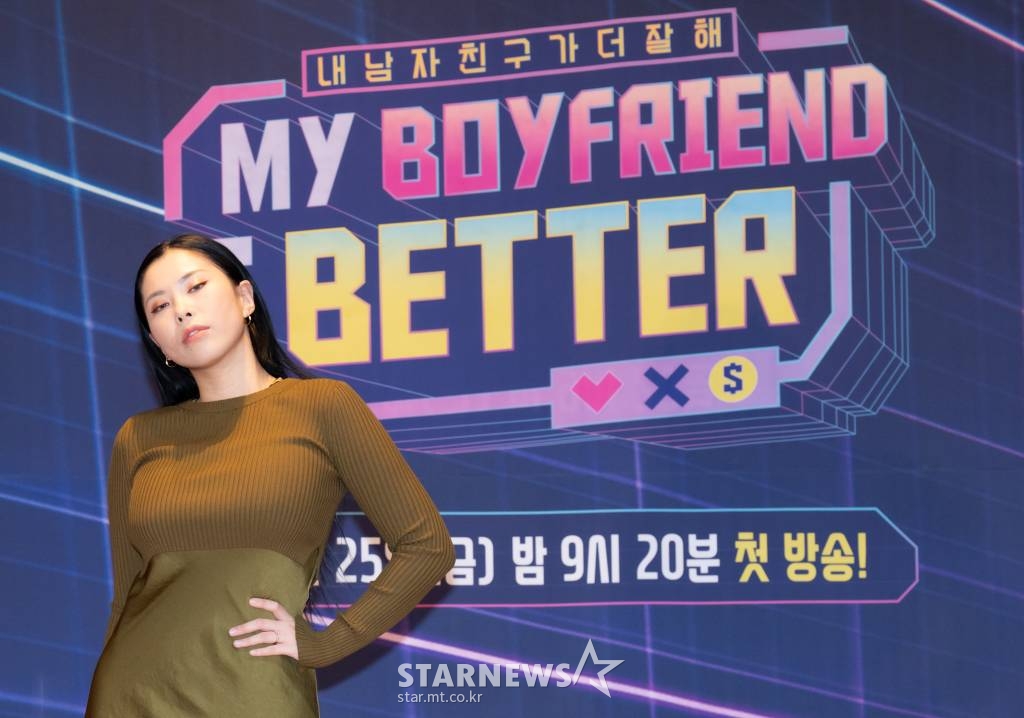 안무가 가비가 25일 오후 온라인 생중계로 진행된 엠넷 새 예능 'MY BOYFRIEND IS BETTER' 제작발표회에 참석해 포즈를 취하고 있다. 남자친구들의 자존심 걸린 노래 대결과 여자 친구들의 치열한 두뇌싸움이 펼쳐지는 음악 예능 프로그램 'MY BOYFRIEND IS BETTER'는 오늘(25일) 첫 방송된다. /사진제공=엠넷 2022.03.25 /사진=이동훈 기자 photoguy@