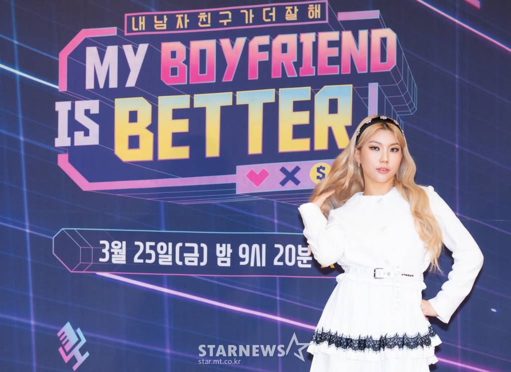 안무가 시미즈가 25일 오후 온라인 생중계로 진행된 엠넷 새 예능 'MY BOYFRIEND IS BETTER' 제작발표회에 참석해 포즈를 취하고 있다. 남자친구들의 자존심 걸린 노래 대결과 여자 친구들의 치열한 두뇌싸움이 펼쳐지는 음악 예능 프로그램 'MY BOYFRIEND IS BETTER'는 오늘(25일) 첫 방송된다. /사진제공=엠넷 2022.03.25 /사진=이동훈 기자 photoguy@