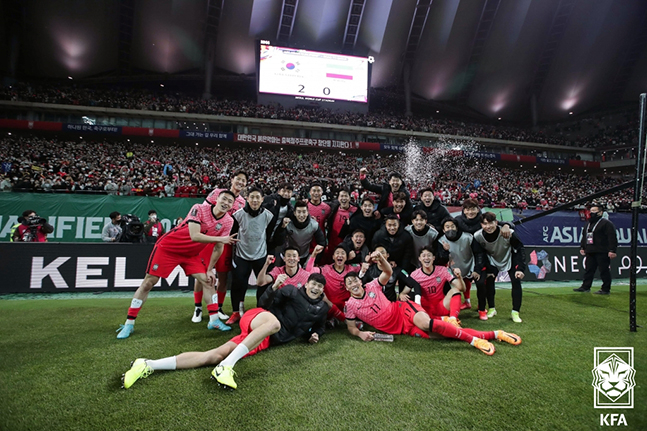 대한민국 축구대표팀 선수들이 24일 서울월드컵경기장에서 열린 이란과의 2022 카타르 월드컵 아시아 최종예선 2-0 승리 후 팬들과 기념사진을 촬영하고 있다. /사진=대한축구협회