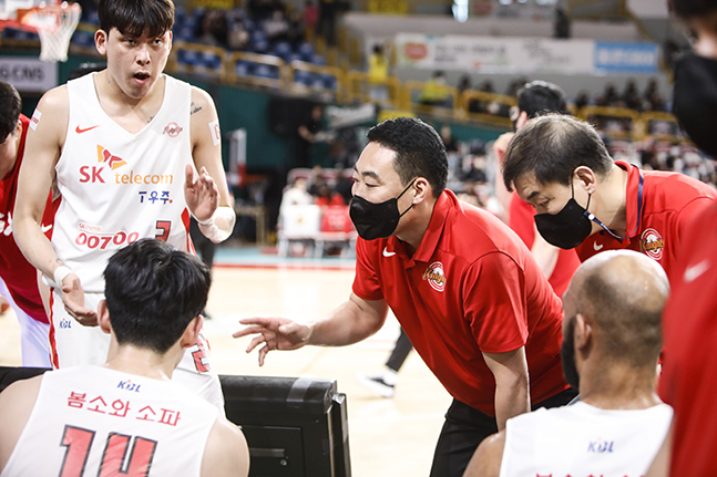 전희철 서울 SK 감독이 코로나 확진으로 빠진 가운데 김기만 코치가 26일 창원체육관에서 열린 창원 LG전에서 작전 지시를 하고 있다. /사진=KBL