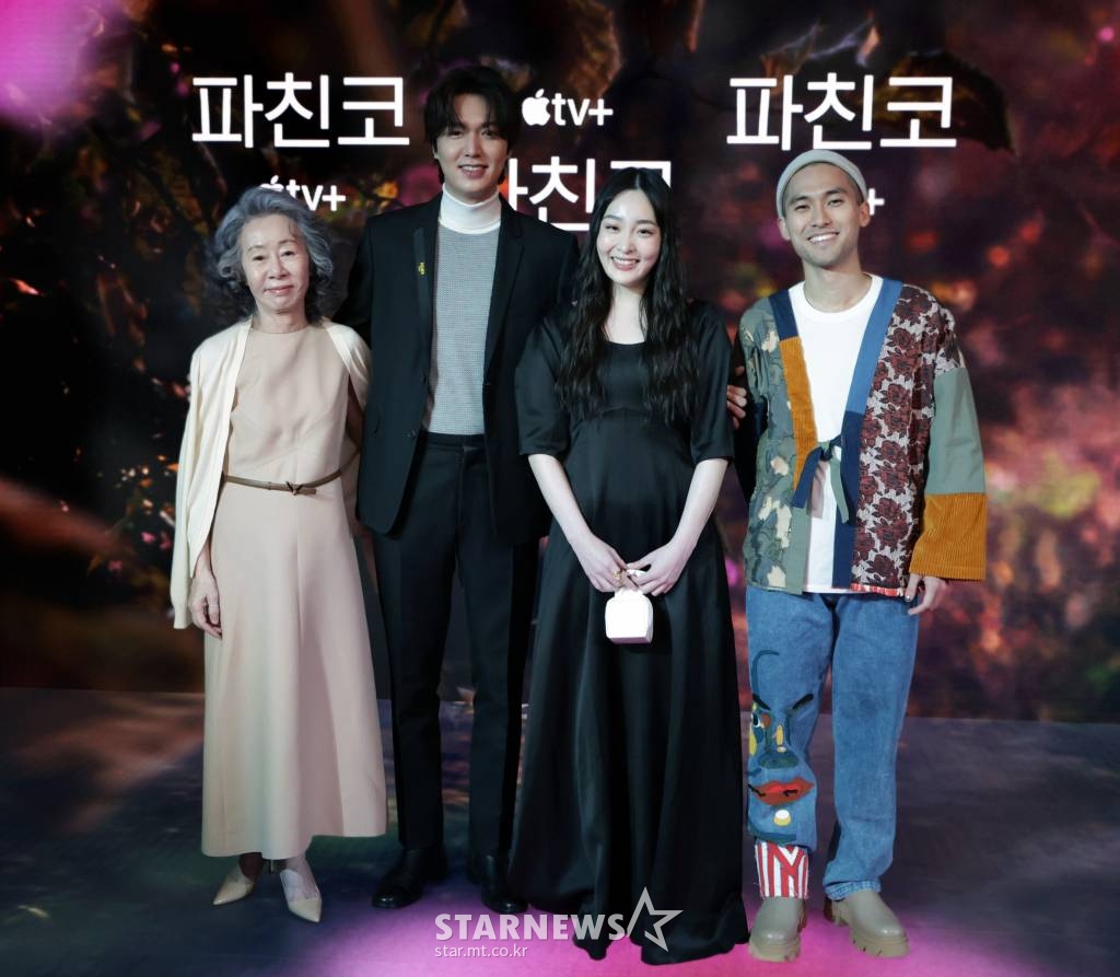 배우 윤여정, 이민호, 김민하, 진하가 18일 오전 온라인 생중계로 진행된 Apple TV+ '파친코' 프레스 컨퍼런스를 위해 포즈를 취하고 있다.  금지된 사랑에서 시작되는 이야기로 한국과 일본, 그리고 미국을 오가며 전쟁과 평화, 사랑과 이별, 승리와 심판에 대한 잊을 수 없는 연대기를 그리는 작품 '파친코'는 오는 25일 3개 에피소드가 공개 되며 이후 매주 금요일 한 편씩 공개 된다. /사진제공=애플tv플러스 /사진=이동훈 기자 photoguy@