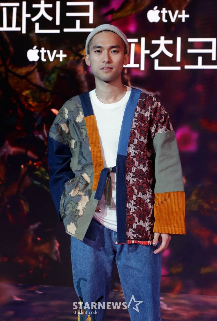 배우 진하가 18일 오전 온라인 생중계로 진행된 Apple TV+ '파친코' 프레스 컨퍼런스를 위해 포즈를 취하고 있다.  금지된 사랑에서 시작되는 이야기로 한국과 일본, 그리고 미국을 오가며 전쟁과 평화, 사랑과 이별, 승리와 심판에 대한 잊을 수 없는 연대기를 그리는 작품 '파친코'는 오는 25일 3개 에피소드가 공개 되며 이후 매주 금요일 한 편씩 공개 된다. /사진제공=애플tv플러스 /사진=이동훈 기자 photoguy@