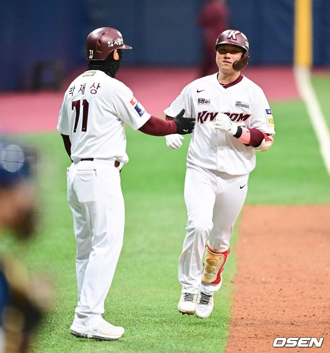 키움 강민국(오른쪽)이 27일 고척스카이돔에서 열린 NC 다이노스와의 2022 KBO 리그 시범경기에서 8회 홈런을 터트린 후 박재상 코치의 축하를 받고 있다. /사진=OSEN